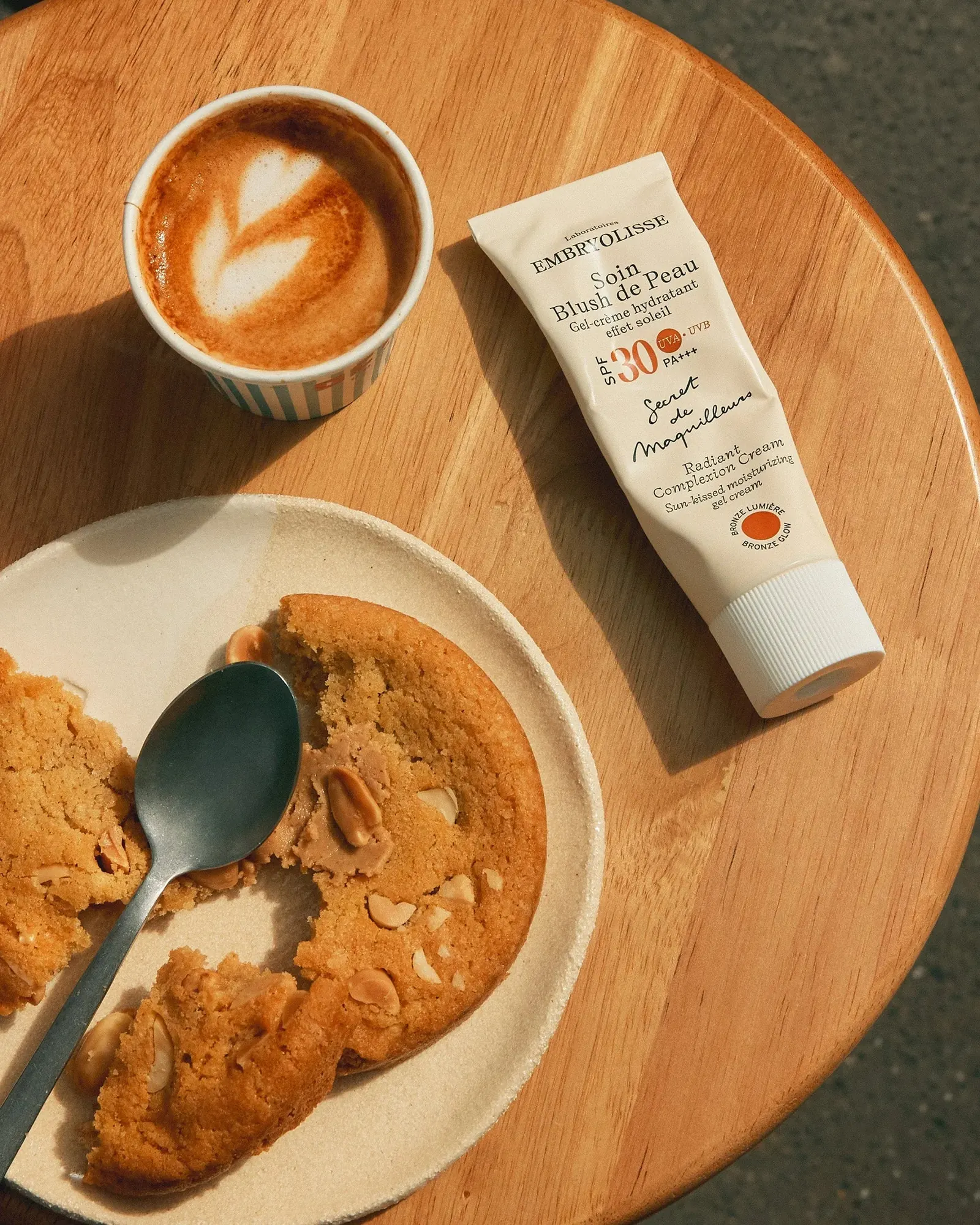 Kahve ve kurabiye yanında Soin Blush de Peau