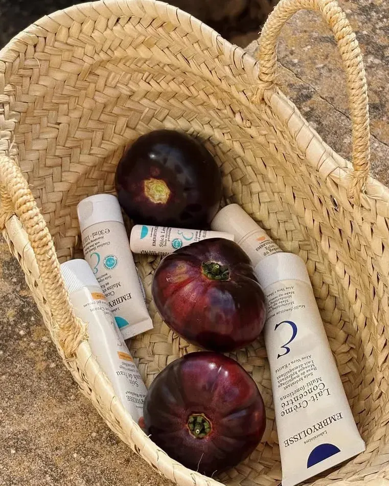 Hasır sepet içinde Embryolisse ürünleri